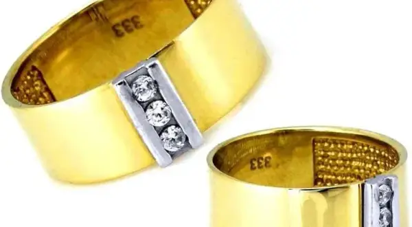 Szeroki złoty pierścionek jak obrączka – elegancja i trwałość w jednym