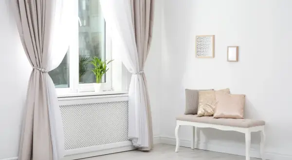 Eleganckie firanki do parapetu, tworzące przytulną atmosferę. Jasne zasłony i biały tiul pięknie komponują się z wnętrzem.