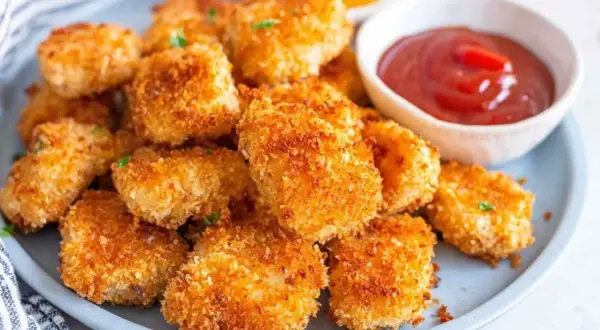 Chrupiące nuggetsy, idealne do dipów. Ten przepis na nuggetsy to hit!