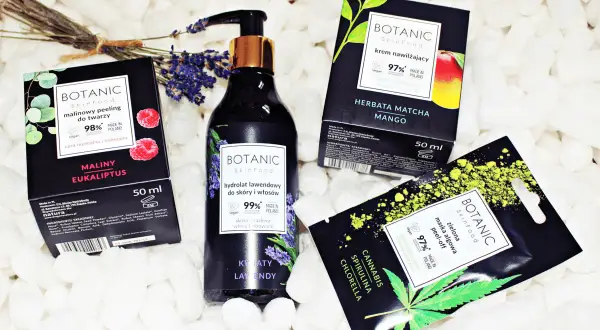 Zestaw produktów **botanicapharma**: malinowy peeling, hydrolat lawendowy i maska algowa. Naturalne kosmetyki do pielęgnacji.