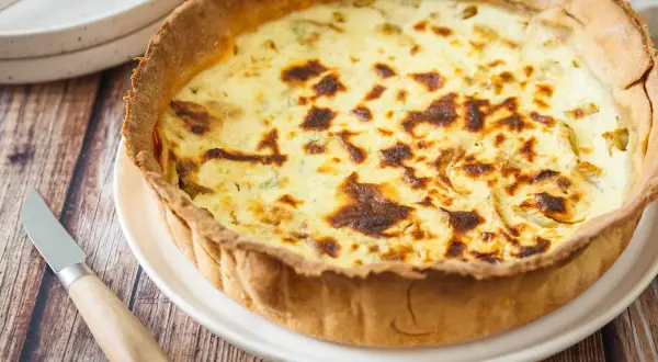 Herzhafte Fenchel Tarte mit goldbraunem Teig und cremiger Füllung, bereit zum Servieren.