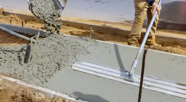 Kto wynalazł cement? Historia i znaczenie rewolucyjnego materiału budowlanego