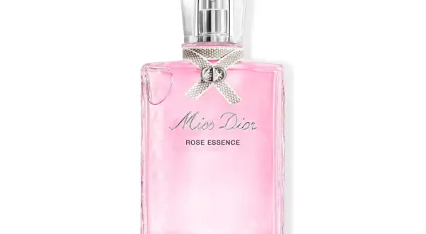Różowa butelka Miss Dior EDT z ozdobną kokardką i logo CD. Zapach Rose Essence.