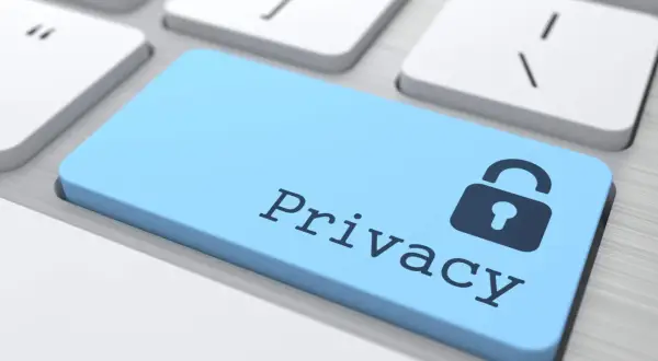 Niebieski klawisz z symbolem kłódki i napisem "Privacy" na klawiaturze. Klucz do zarządzania uprawnieniami aplikacji.