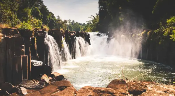 Cascades puissantes dans un paysage luxuriant, un moment inoubliable de mon laos voyage.
