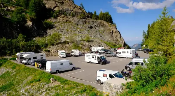 Kampery na parkingu w górach, widok na dolinę. Wakacje na Zakarpaciu, Ukraina.