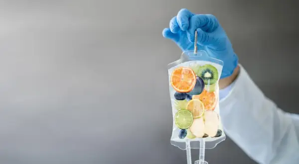 Infusionsbeutel mit Früchten, der an eine Infusion erinnert. Viele positive vitamin c infusion erfahrungen werden damit verbunden.