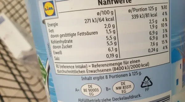 Nährwertangaben für griechischer Joghurt: 6,1g Eiweiß pro 100g. Ideal für Sportler.