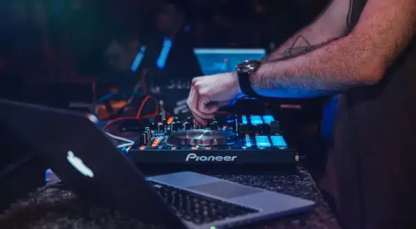Co robi DJ? Poznaj sekrety pracy DJ-a i jego umiejętności