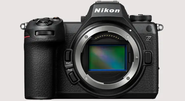 Czarny aparat Nikon z widocznym sensorem. Idealny do tworzenia własnego aparat wodoszczelny ranking.