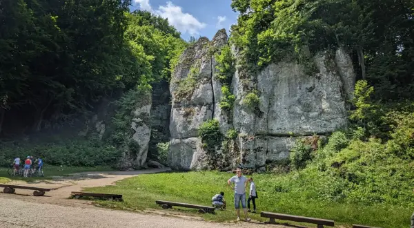 Ojcowski Park Narodowy: skalne baszty i bujna zieleń. Ciekawostki przyrodnicze i geologiczne czekają na odkrycie.