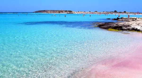 Różowa plaża w Grecji, Elafonisi, z krystalicznie czystą wodą i turkusowym morzem.