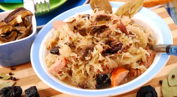 Pyszny bigos z kapusty kiszonej, grzybów i różnych rodzajów mięsa, idealny na zimowe wieczory. Jakie mięso do bigosu? To sekret smaku!