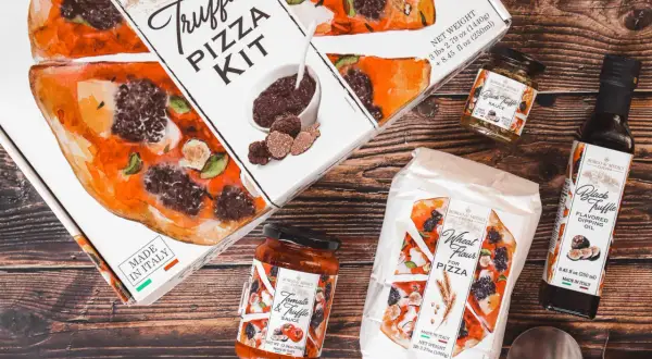 Zestaw do pizzy z truflami: mąka, sos pomidorowo-truflowy, oliwa truflowa i świeże trufle.