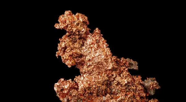 Strukturierte Kupferformation mit glänzender, metallischer Oberfläche. Die kupfer wirkung zeigt sich in der charakteristischen rötlich-braunen Farbe und der rauen Textur.