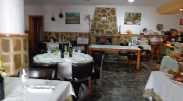Mesas puestas en un acogedor restaurante, ideal para saber donde comer en Lucainena de las Torres.