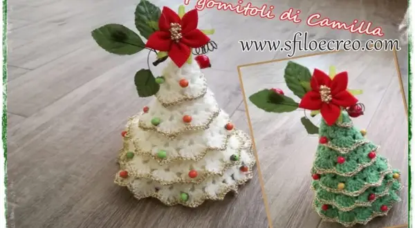 Schema albero di natale uncinetto: due alberelli decorati con palline colorate e una stella rossa in cima.