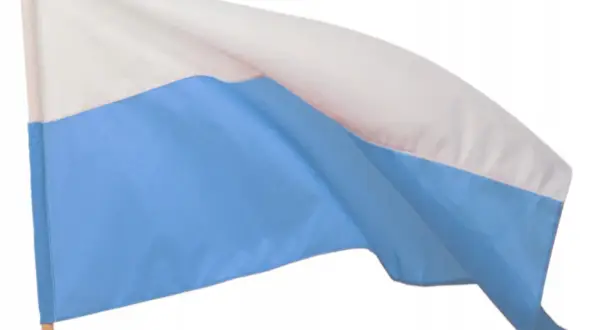 Co oznacza biało-niebieska flaga w kościele i jej głębokie znaczenie