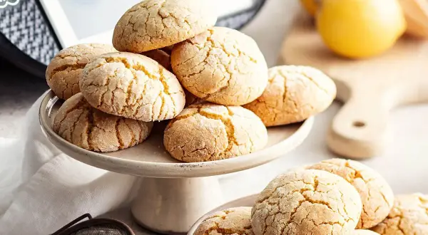 Des sablés au citron craquelés, dorés et appétissants, prêts à être dégustés.