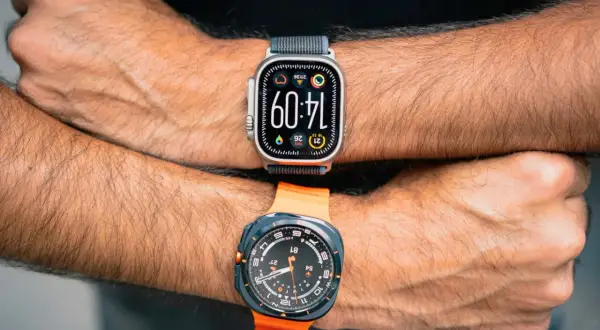 Deux montres connectées sur les bras d'une personne. Peut-on connecter 2 montres sur le même téléphone ?