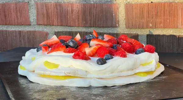 En vacker pavlova med lemoncurd och färska bär. Perfekt för sommaren!
