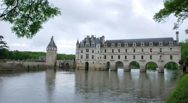 Magnifique avis sur le château de Chenonceau, un joyau architectural traversant le Cher, reflétant sa splendeur dans l'eau.