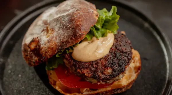 Burger maison : la recette infaillible d'un chef pour un goût unique.