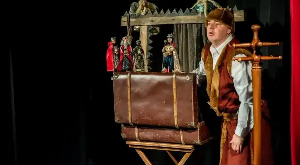 Jak aktor poruszający kukiełkami ożywia teatr lalek i emocje
