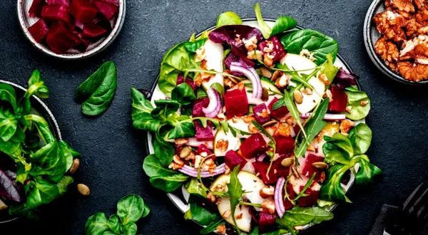 Bunter Rote Bete Salat mit Birne, Walnüssen und frischem Grün. Ein Genuss für Augen und Gaumen.