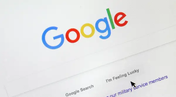 Ekran wyszukiwarki Google. Czy można wyłączyć AI w Google? Kursor myszy wskazuje na link "I'm Feeling Lucky".