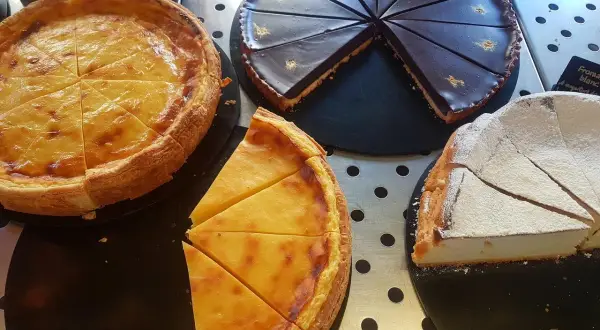 Pyszne domowe ciasta świąteczne: kremowy sernik, czekoladowa ganache i cytrynowa tarta.