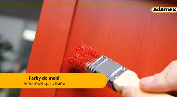 Pędzel z czerwoną farbą do mebli odnawia drewniany mebel. Wskazówki specjalistów Adamex.