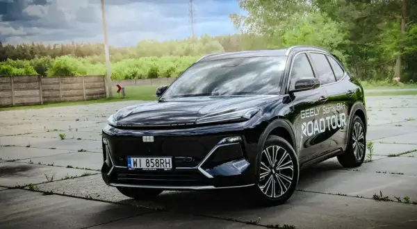 Czarny Geely Starray EM-i na Road Tour, gotowy na przygodę.