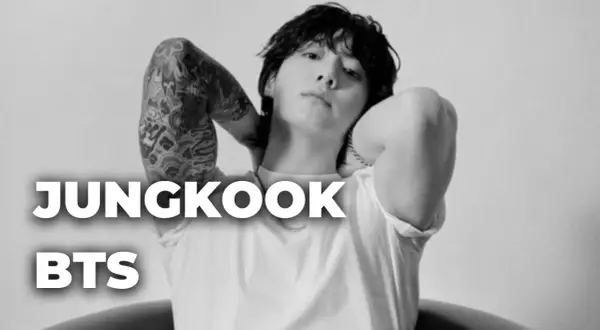 Jungkook z BTS, z tatuażami na ramieniu, w białej koszulce. Czy Jungkook z BTS ma dziewczynę?