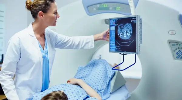 Ärztin erklärt CT-Aufnahme eines Bauches. So wird in der Radiologie untersucht, was im Körper vor sich geht.