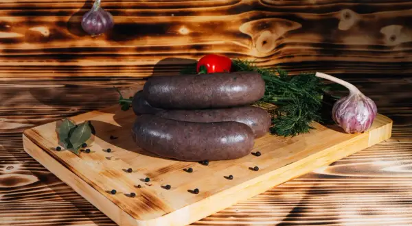 Kaszanka na desce z przyprawami. Zastanawiasz się, jak długo może być zamrożona kaszanka? Oto odpowiedź.