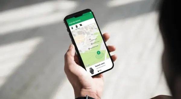 Aplikacja "Znajdź moje urządzenie" na telefonie Samsung pokazuje mapę z lokalizacją zgubionego telefonu.