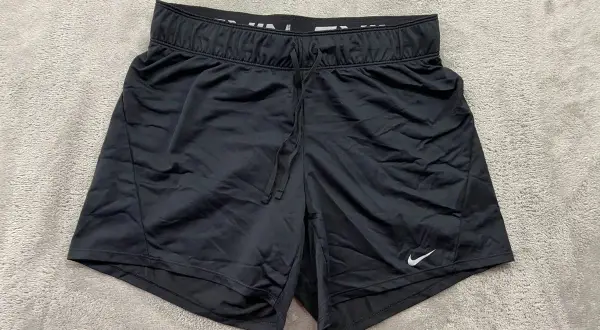 Czarne spodenki Nike Dri-Fit damskie, idealne na trening. Elastyczny pas i sznurek zapewniają komfort.
