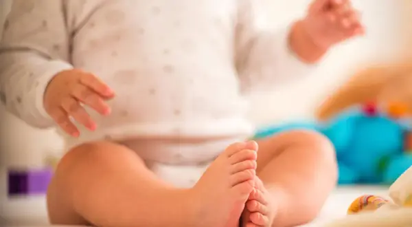 Małe stópki i rączki dziecka. Czy 5 miesięczne dziecko można sadzać na kolanach? Rozwój malucha.