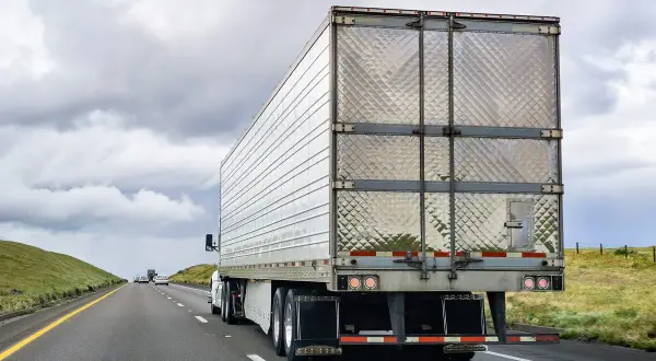 Tir z naczepą jedzie autostradą. Zastanawiasz się, ile waży tir? Taki kolos może przewieźć nawet 40 ton ładunku.
