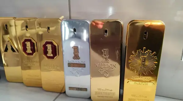 Kolekcja perfum "1 Million" Paco Rabanne, w tym wersje 100ml, błyszczące złote i srebrne flakony w kształcie sztabek.