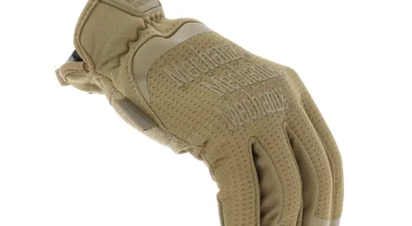 Guante táctico color arena de Mechanix, con logo en relieve y tejido transpirable para máxima protección y agarre.