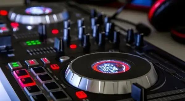 Jaki kontroler DJ na początek? Wybierz najlepszy sprzęt dla siebie