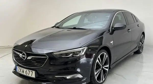Svart Opel Insignia, redo för en begtest. Denna eleganta sedan har en sportig design och moderna linjer.