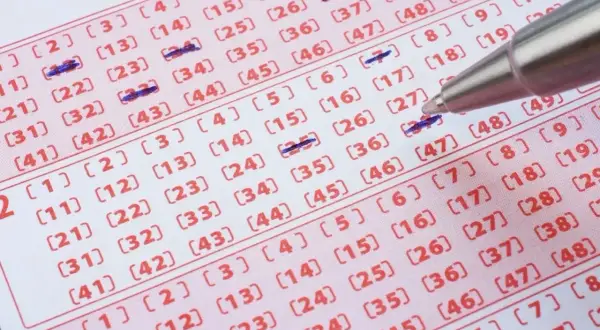 Długopis zaznacza liczby na kuponie lotto. Czy wygrana w zdrapkę online jest tak samo opodatkowana jak ta papierowa?