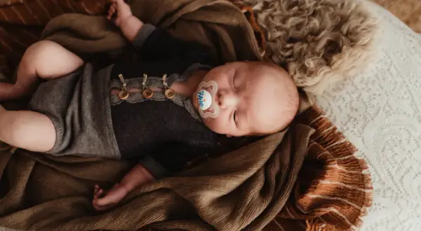 Sover gott med napp, en bebis som verkar nöjd. Kanske är det hemligheten för att få bebis att ta napp.