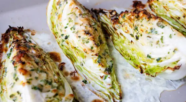 Geröstete Spitzkohl-Wedges mit Kräutern und Käse – ein einfaches Gericht, das Lust auf mehr macht. Perfekt für spitzkohl rezepte einfach!