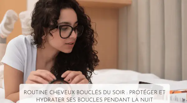Jeune femme aux cheveux bouclés, lunettes noires, se préparant pour un soin cheveux nuit. Elle tient un pot de crème.