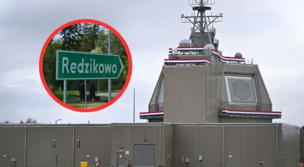 Znak drogowy do Redzikowa obok kompleksu z radarem.