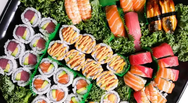 Talerz sushi z rolkami z łososiem, tuńczykiem i krewetkami. Idealne z sosem sojowym, wasabi i imbirem.